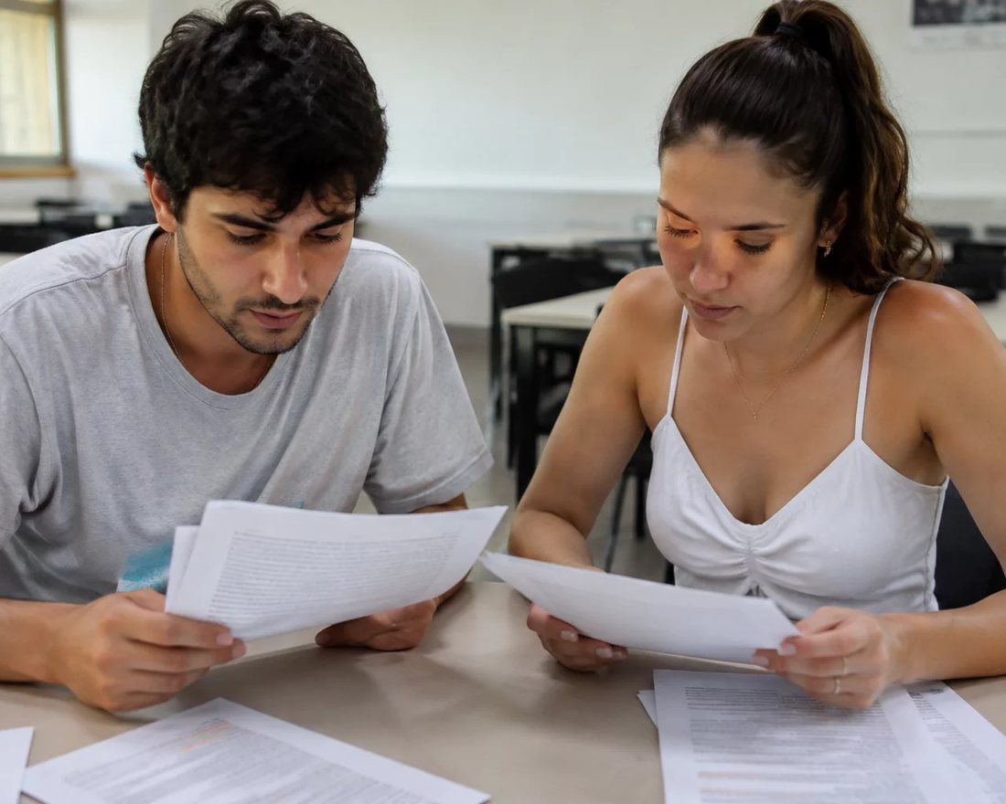 Grupo numa sala clara de reunião, com uma pessoa em pé sustentando um ponto