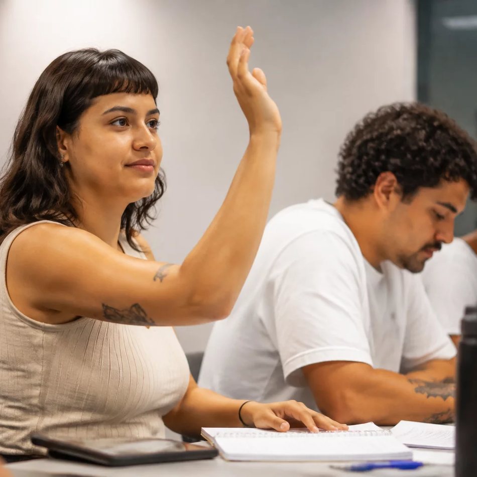 Roda de participantes; um deles repete em voz alta o argumento do colega antes de dar a resposta
